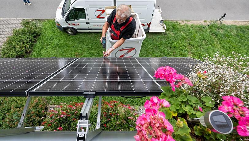 Der letzte Schliff fürs Balkonkraftwerk: Ein Handwerker verschraubt noch letzte Elemente, dann kann es losgehen mit dem Strom für die eigene Steckdose. Doch nicht überall bekommen Mieter die Genehmigung für die Bauarbeiten. Der letzte Schliff fürs Balkonkraftwerk: Ein Handwerker verschraubt noch letzte Elemente, dann kann es losgehen mit dem Strom für die eigene Steckdose. Doch nicht überall bekommen Mieter die Genehmigung für die Bauarbeiten.