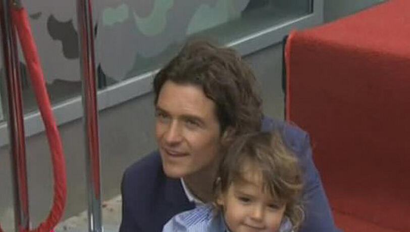 Orlando Bloom spielt mit dem Nachwuchs Orlando Bloom spielt mit dem Nachwuchs