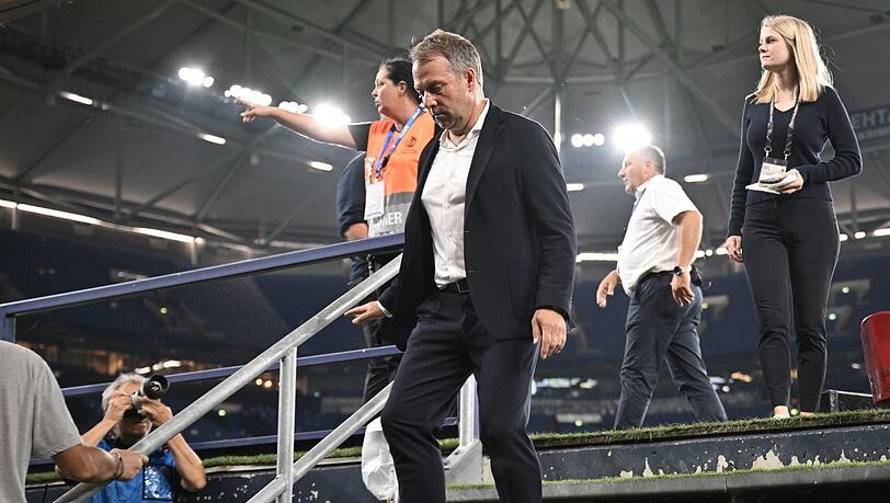 Quo vadis, Hansi Flick? Der Bundestrainer steht nach der neuerlichen Niederlage massiv in der Kritik. Selbst Kumpel und RTL-Experte Lothar Matthäus spricht von "Ratlosigkeit". Quo vadis, Hansi Flick? Der Bundestrainer steht nach der neuerlichen Niederlage massiv in der Kritik. Selbst Kumpel und RTL-Experte Lothar Matthäus spricht von "Ratlosigkeit".