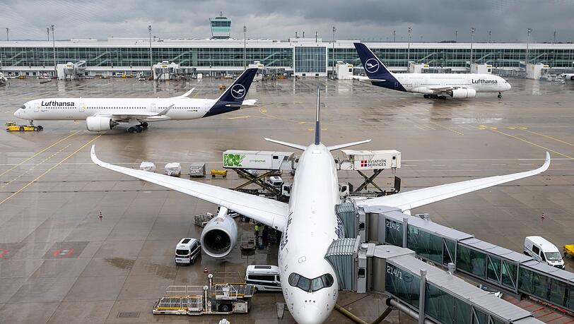 Ein Flugzeug am Flughafen München. Ein Flugzeug am Flughafen München.