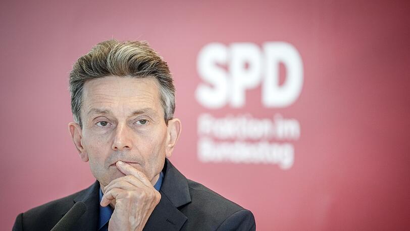Rolf Mützenich, Vorsitzender der SPD-Bundestagsfraktion, gibt zu Beginn der Sitzung seiner Bundestagsfraktion ein Pressestatement. Rolf Mützenich, Vorsitzender der SPD-Bundestagsfraktion, gibt zu Beginn der Sitzung seiner Bundestagsfraktion ein Pressestatement.