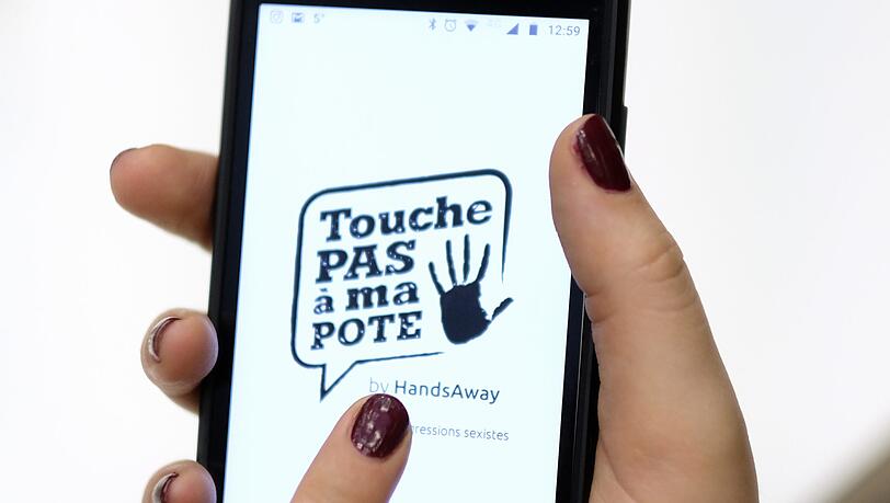 Auf einem Smartphone wird die belgische App "Touche pas a ma pote" geöffnet. Frauen können anonym per Knopfdruck Vorfälle von sexueller Belästigung melden. Auf einem Smartphone wird die belgische App "Touche pas a ma pote" geöffnet. Frauen können anonym per Knopfdruck Vorfälle von sexueller Belästigung melden.