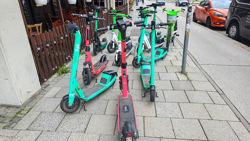 Für Fußgänger sind E-Scooter oft lästig, wenn sie (so wie hier an der Arnulfstraße) auf dem Gehweg abgestellt werden. Für Fußgänger sind E-Scooter oft lästig, wenn sie (so wie hier an der Arnulfstraße) auf dem Gehweg abgestellt werden.
