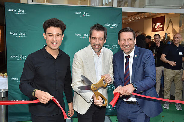 Die kybun-Joya-CEOs Karl Müller und Claudio Minder mit dem Schweizer Konsul Christoph Roithner. Die kybun-Joya-CEOs Karl Müller und Claudio Minder mit dem Schweizer Konsul Christoph Roithner.