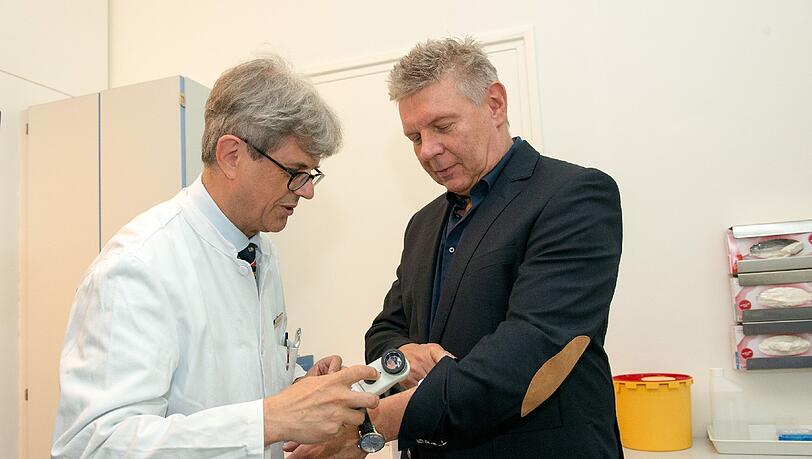 Chefarzt Wilhelm Stolz untersucht ein Muttermal von Oberbürgermeister Dieter Reiter. Chefarzt Wilhelm Stolz untersucht ein Muttermal von Oberbürgermeister Dieter Reiter.