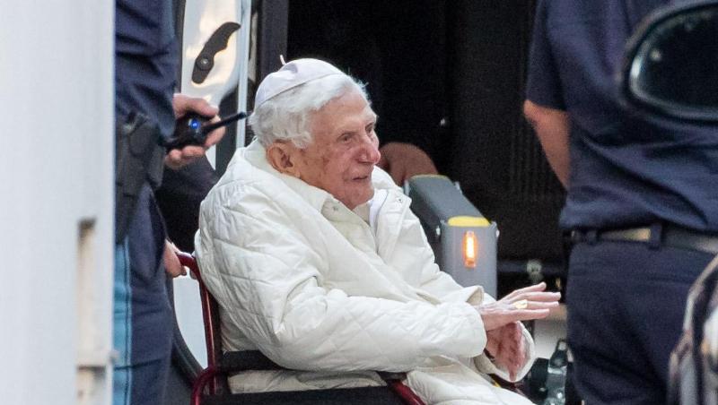 Der emeritierte Papst Benedikt XVI wird mit einem Rollstuhl in einen Bus geschoben. Foto: Daniel Karmann/dpa/Archivbild Der emeritierte Papst Benedikt XVI wird mit einem Rollstuhl in einen Bus geschoben. Foto: Daniel Karmann/dpa/Archivbild