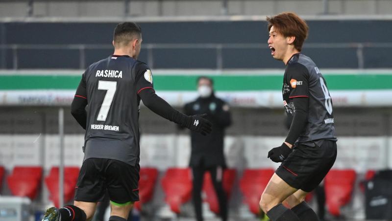 Bremens Torschütze Yuya Osako feiert mit Milot Rashica (l) das Tor zum 1:0 gegen Jahn Regensburg. Bremens Torschütze Yuya Osako feiert mit Milot Rashica (l) das Tor zum 1:0 gegen Jahn Regensburg.