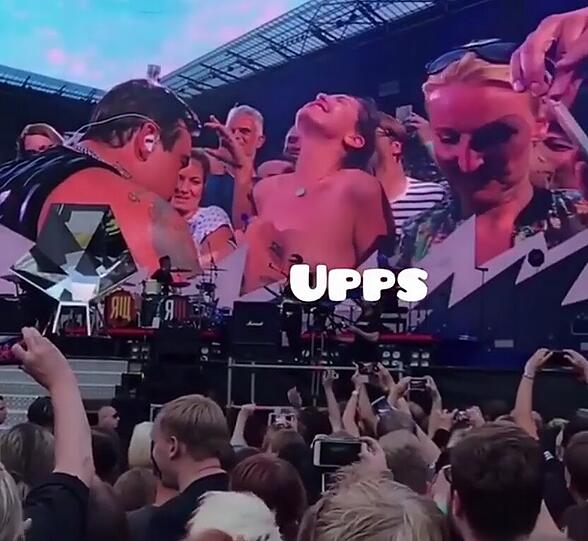 Robbie Williams signiert die Brüste von Ines Anioli