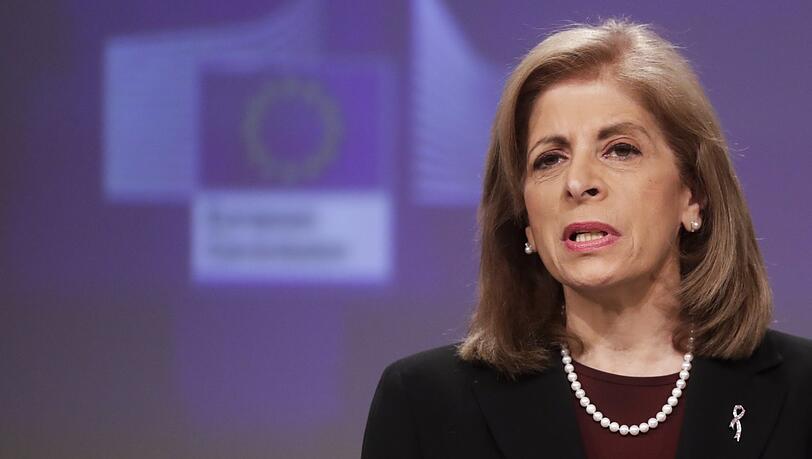 Die Psychologin Stella Kyriakides (64) stammt aus Nikosia (Zypern) und gehört der EU-Kommission seit Dezember 2019 an. Die Christdemokratin ist für Gesundheit und Verbraucherschutz zuständig. Für den holprigen Impfstart in Europa wird immer wieder (auch) sie verantwortlich gemacht. Die Psychologin Stella Kyriakides (64) stammt aus Nikosia (Zypern) und gehört der EU-Kommission seit Dezember 2019 an. Die Christdemokratin ist für Gesundheit und Verbraucherschutz zuständig. Für den holprigen Impfstart in Europa wird immer wieder (auch) sie verantwortlich gemacht.