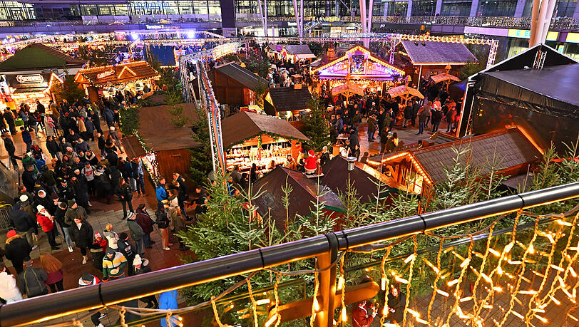Vorfreude auf die Festtage. Der Weihnachts- und Wintermarkt im Münchner Flughafen. Vorfreude auf die Festtage. Der Weihnachts- und Wintermarkt im Münchner Flughafen.