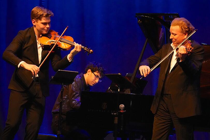 Tassilo Probst und Daniel Hope (re.) spielen mit Maxim Lando in der Freiheitshalle bei "Stars and Rising Stars".