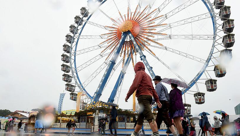 Über die Wiesn schlendern und ein bissl die Leut' anschauen, geht bislang nur mit Regenschirm. Über die Wiesn schlendern und ein bissl die Leut' anschauen, geht bislang nur mit Regenschirm.