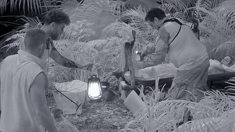 Mitten in der Nacht muss ein Ranger den Dschungelcampern zur Hilfe eilen. Mitten in der Nacht muss ein Ranger den Dschungelcampern zur Hilfe eilen.