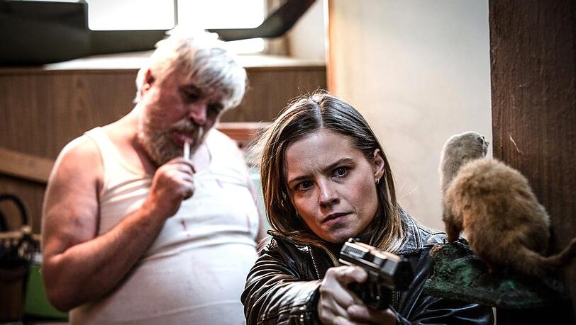 "Tatort: Liebeswut": Kommissarin Liv Moormann (Jasna Fritzi Bauer) mit dem Nachbarn der toten Susanne Kramer, Gernot Schaballa (Aljoscha Stadelmann). "Tatort: Liebeswut": Kommissarin Liv Moormann (Jasna Fritzi Bauer) mit dem Nachbarn der toten Susanne Kramer, Gernot Schaballa (Aljoscha Stadelmann).