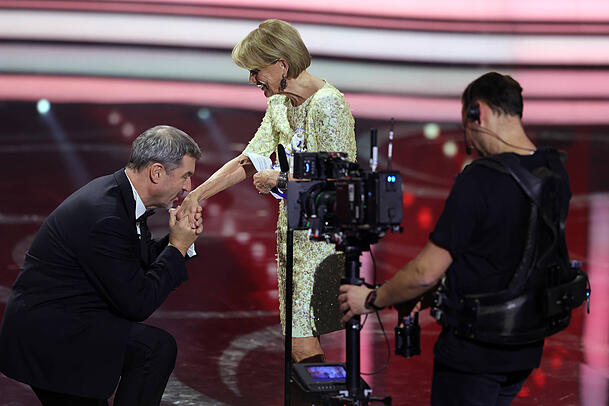 Markus Söder küsst die Hand von Schauspielerin Uschi Glas. Markus Söder küsst die Hand von Schauspielerin Uschi Glas.