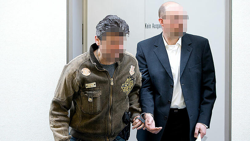 Für den Raubmord am Geschäftsführer eines Getränkemarktes ist ein 39 Jahre alter Mann (rechts) zu lebenslanger Haft verurteilt worden. Für den Raubmord am Geschäftsführer eines Getränkemarktes ist ein 39 Jahre alter Mann (rechts) zu lebenslanger Haft verurteilt worden.