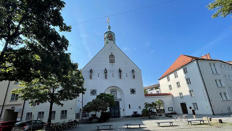 Versprüht ländlichen Charme: die katholische Kirche Maria Heimsuchung mit Torbogen und grünen Innenhof. Versprüht ländlichen Charme: die katholische Kirche Maria Heimsuchung mit Torbogen und grünen Innenhof.
