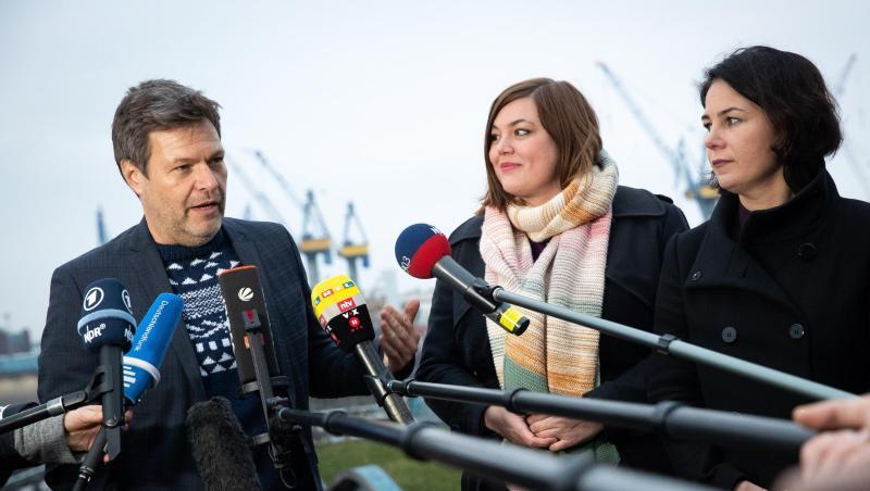 Der Grünen-Vorsitzende Robert Habeck, die Hamburger Spitzenkandidatin Katharina Fegebank und die Vorsitzende Annalena Baerbock nach dem Beginn der Jahresauftakt-Klausur. Der Grünen-Vorsitzende Robert Habeck, die Hamburger Spitzenkandidatin Katharina Fegebank und die Vorsitzende Annalena Baerbock nach dem Beginn der Jahresauftakt-Klausur.