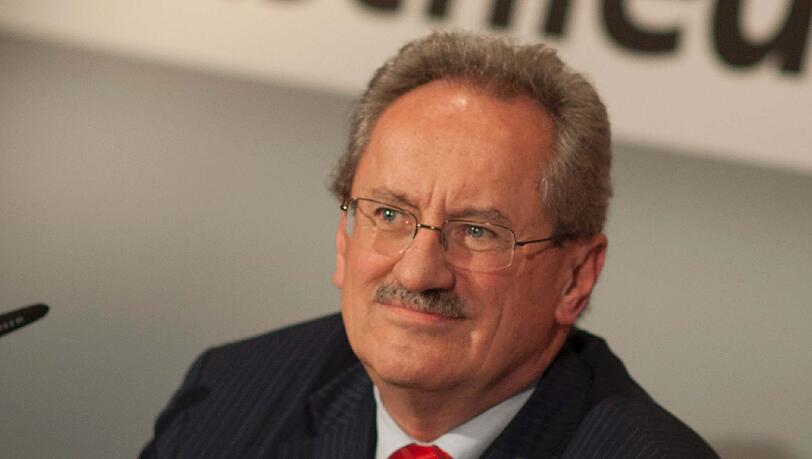„Möge es Ihnen vergönnt sein, trotz Ihrer immensen Arbeitsbelastung und den öffentlichen Feierlichkeiten anlässlich Ihres Ehrentages auch Zeit für einige private Mußestunden zu finden“, wünscht Münchens Oberbürgermeister Christian Ude (SPD) dem Papst. „Möge es Ihnen vergönnt sein, trotz Ihrer immensen Arbeitsbelastung und den öffentlichen Feierlichkeiten anlässlich Ihres Ehrentages auch Zeit für einige private Mußestunden zu finden“, wünscht Münchens Oberbürgermeister Christian Ude (SPD) dem Papst.
