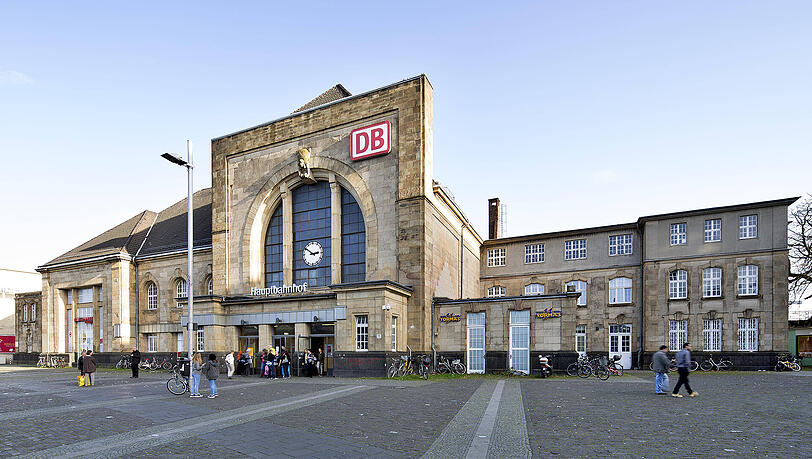 Der Hauptbahnhof in Mönchengladbach: Bei der Ankunft kontrollierte die Polizei den Zug. (Archivbild) Der Hauptbahnhof in Mönchengladbach: Bei der Ankunft kontrollierte die Polizei den Zug. (Archivbild)