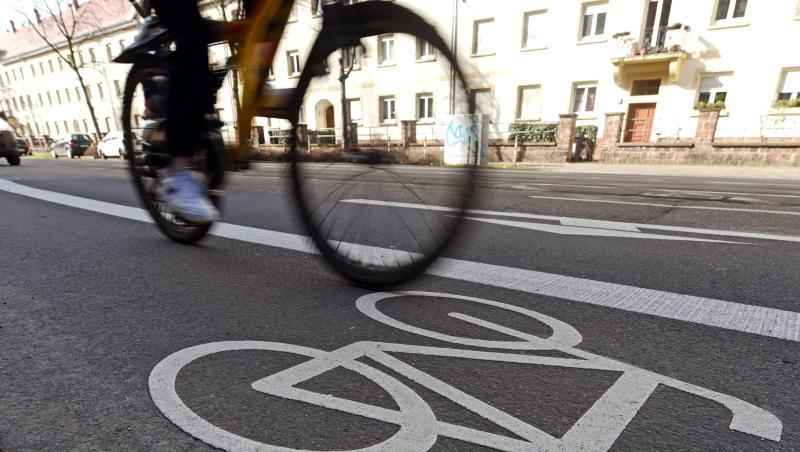 Fahrradfahrer auf dem Radstreifen. (Symbolbild) Fahrradfahrer auf dem Radstreifen. (Symbolbild)