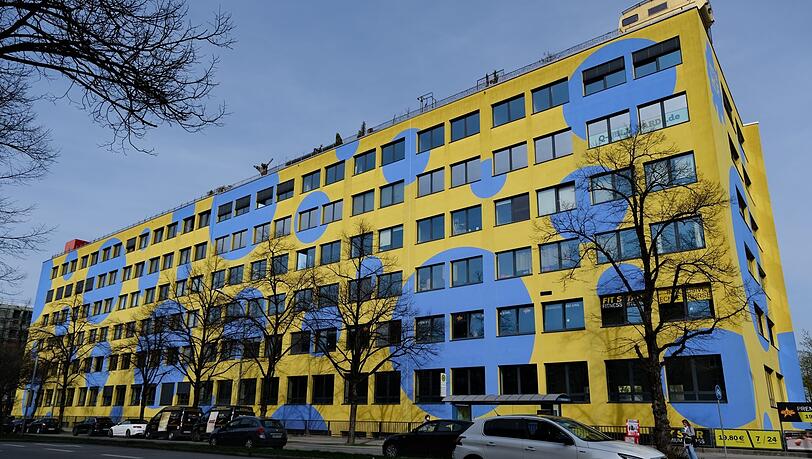 Ateliers, ein Kulturbüro und eine große Ausstellungsfläche befinden sich im dritten Stock in der Kistlerhofstraße 70. Ende des Jahres soll Schluss sein. Ateliers, ein Kulturbüro und eine große Ausstellungsfläche befinden sich im dritten Stock in der Kistlerhofstraße 70. Ende des Jahres soll Schluss sein.