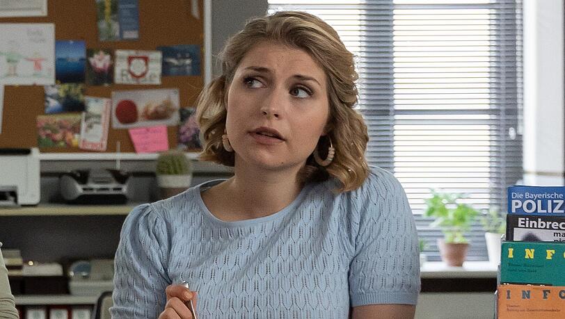 Bei den "Rosenheim-Cops" wird Sarah Thonig nicht mehr lange am Empfang sitzen. Bei den "Rosenheim-Cops" wird Sarah Thonig nicht mehr lange am Empfang sitzen.