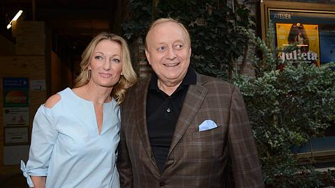 Monika Gruber und Alfons Schuhbeck verbindet eine Freundschaft. Nun reißt die Komikerin einen Scherz auf seine Kosten. Monika Gruber und Alfons Schuhbeck verbindet eine Freundschaft. Nun reißt die Komikerin einen Scherz auf seine Kosten.