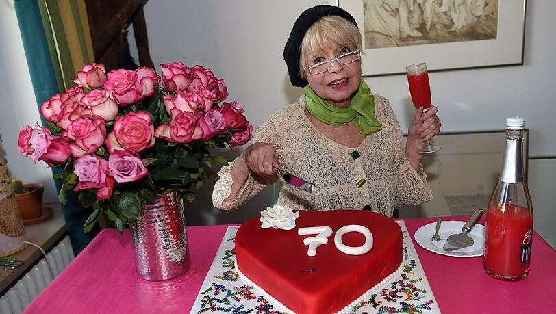 Mit Blumen und Torte: Ingrid Steeger in ihrer Schwabinger Wohnung. Mit Blumen und Torte: Ingrid Steeger in ihrer Schwabinger Wohnung.