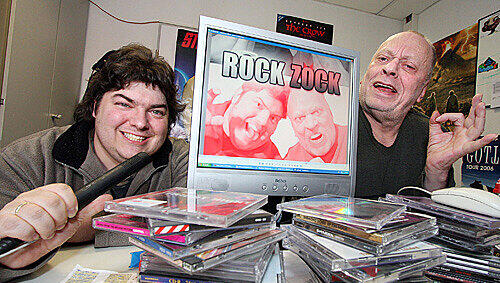 Beglücken ihre Fans jetzt weltweit: Brian Burgess (li.) und Sonny Hennig. Als Captain America und Sonny Rocket moderieren sie Rock Zock. Beglücken ihre Fans jetzt weltweit: Brian Burgess (li.) und Sonny Hennig. Als Captain America und Sonny Rocket moderieren sie Rock Zock.
