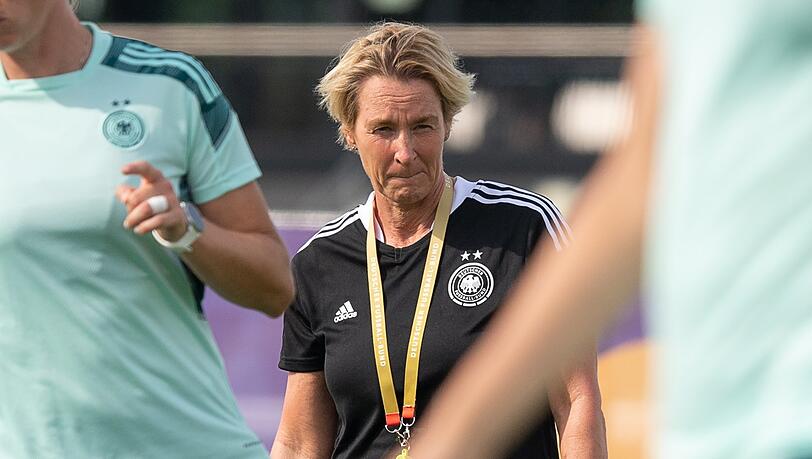 Bundestrainerin Martina Voss-Tecklenburg kritisiert die UEFA. Bundestrainerin Martina Voss-Tecklenburg kritisiert die UEFA.