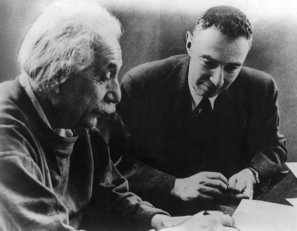 Albert Einstein (li.) und J. Robert Oppenheimer, der Einsteins Quantenphysik zur Grundlage seiner Atomphysikforschung machte, ohne den bereits Mitte 60-jährigen ins Team zu holen. Albert Einstein (li.) und J. Robert Oppenheimer, der Einsteins Quantenphysik zur Grundlage seiner Atomphysikforschung machte, ohne den bereits Mitte 60-jährigen ins Team zu holen.