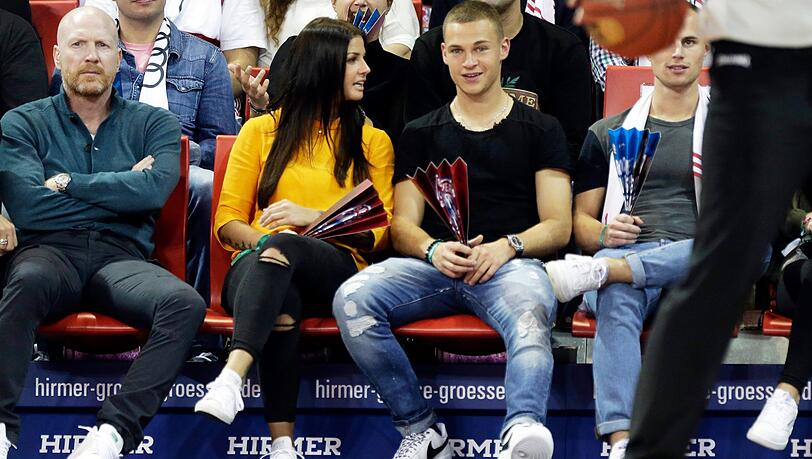 Bestens vertraut: Matthias Sammer (li.) und Bayern-Star Joshua Kimmich (re.), hier mit Freundin Lina Meyer. Bestens vertraut: Matthias Sammer (li.) und Bayern-Star Joshua Kimmich (re.), hier mit Freundin Lina Meyer.