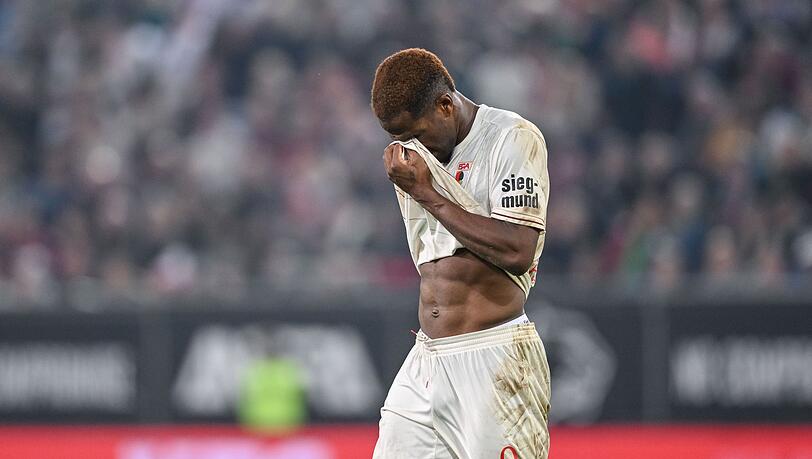 Augsburgs Samuel Essende wurde nach seiner Tätlichkeit im Heimspiel gegen Mainz für zwei Partien gesperrt. Augsburgs Samuel Essende wurde nach seiner Tätlichkeit im Heimspiel gegen Mainz für zwei Partien gesperrt.