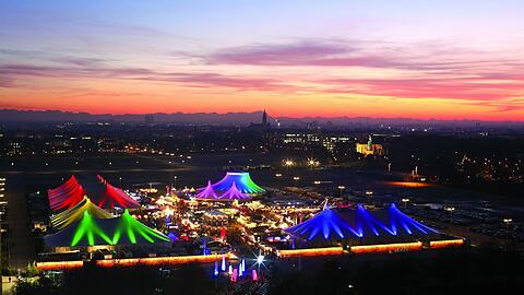 Dieses Jahr können Besucher nicht durch die schmalen Gassen des Tollwood bummeln. Stattdessen findet der "Markt der Ideen" digital statt. Dieses Jahr können Besucher nicht durch die schmalen Gassen des Tollwood bummeln. Stattdessen findet der "Markt der Ideen" digital statt.
