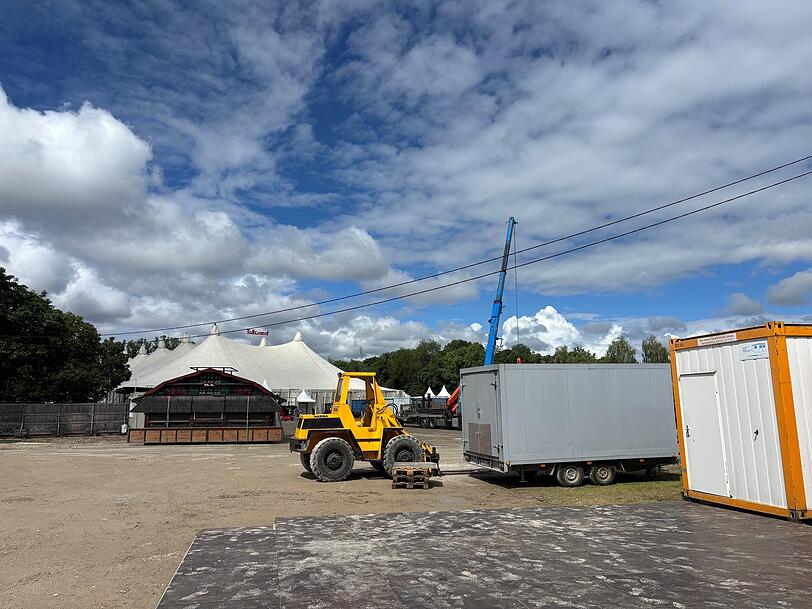Anfang Juni wird das Tollwood-Sommerfestival noch fleißig aufgebaut. Am 19. Juni geht es dann los im Olympiapark. Anfang Juni wird das Tollwood-Sommerfestival noch fleißig aufgebaut. Am 19. Juni geht es dann los im Olympiapark.