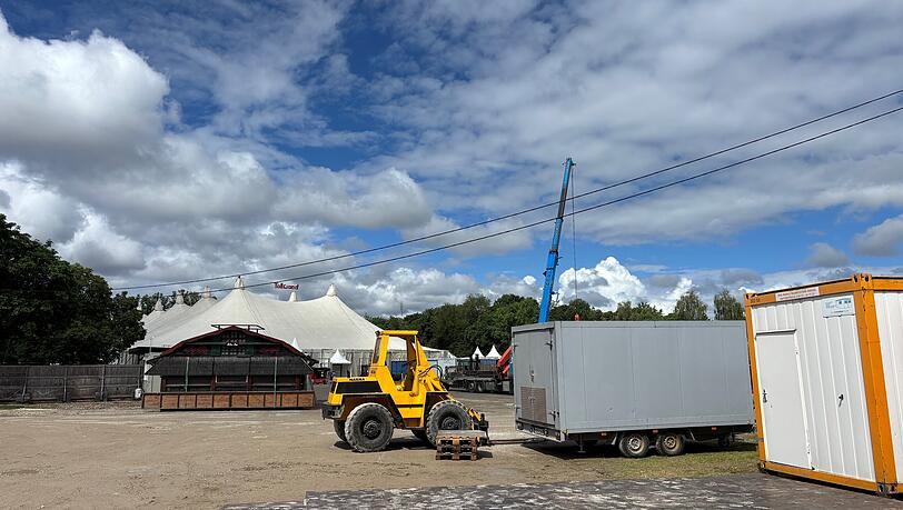 Anfang Juni wird das Tollwood-Sommerfestival noch fleißig aufgebaut. Am 19. Juni geht es dann los im Olympiapark. Anfang Juni wird das Tollwood-Sommerfestival noch fleißig aufgebaut. Am 19. Juni geht es dann los im Olympiapark.