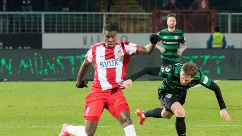 Leroy Kwadwo (r) von den Würzburger Kickers während des Drittliga-Spiels gegen Preußen Münster. Foto: Carsten Pöhler/dpa Leroy Kwadwo (r) von den Würzburger Kickers während des Drittliga-Spiels gegen Preußen Münster. Foto: Carsten Pöhler/dpa