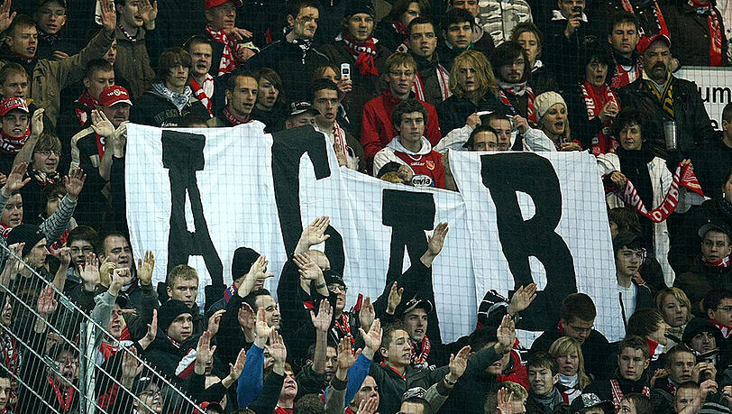 Ein FC Bayern Fan schrieb ACAB auf ein Zivilfahrzeug der Polizei. (Symbolfoto) Ein FC Bayern Fan schrieb ACAB auf ein Zivilfahrzeug der Polizei. (Symbolfoto)