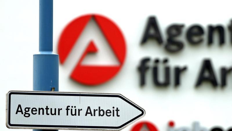 Ein Schild weist den Weg zur Agentur für Arbeit. Ein Schild weist den Weg zur Agentur für Arbeit.