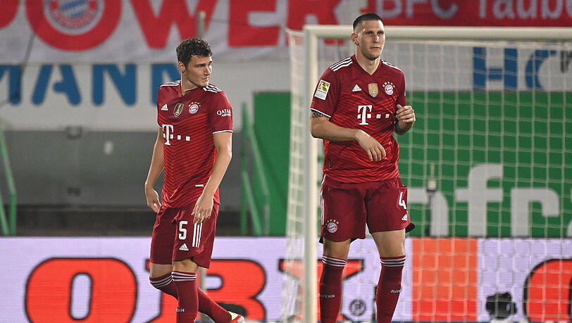 Abwehr-Hüne Niklas Süle (M.) verlässt den FC Bayern, Benjamin Pavard (l.) würde gerne unter anderem dessen Position einnehmen.