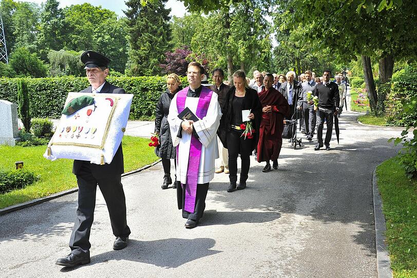 Der Trauerzug auf dem Gräfelfinger Friedhof
