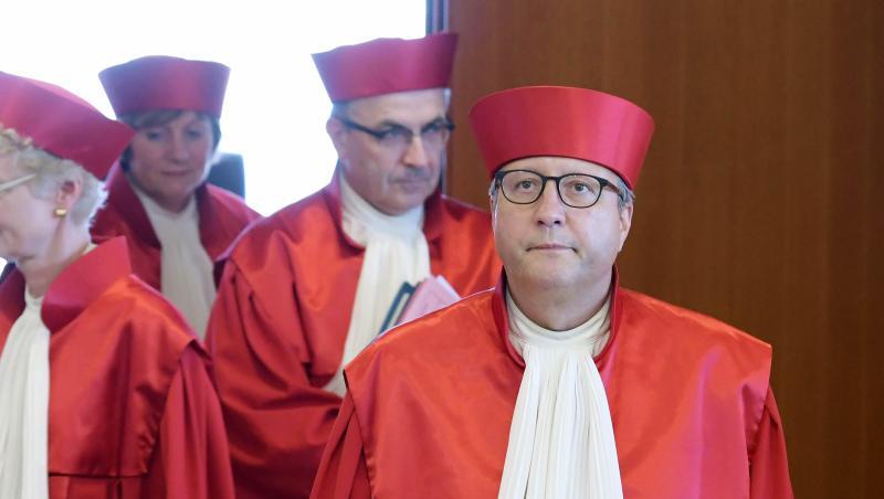 Der Präsident des Bundesverfassungsgerichts, Andreas Voßkuhle (r), sprach zum Auftakt der Verhandlung von nach wie vor großen Bedenken gegen die milliardenschweren EZB-Anleihenkäufe. Der Präsident des Bundesverfassungsgerichts, Andreas Voßkuhle (r), sprach zum Auftakt der Verhandlung von nach wie vor großen Bedenken gegen die milliardenschweren EZB-Anleihenkäufe.