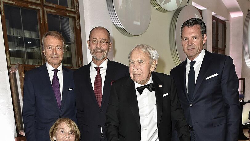 Die Lodenfrey-Familie (v.l.): Andrea Frey, Ralph-Michael Nagel, York-Thomas Nagel, Herbert Frey und Markus Höhn. Die Lodenfrey-Familie (v.l.): Andrea Frey, Ralph-Michael Nagel, York-Thomas Nagel, Herbert Frey und Markus Höhn.
