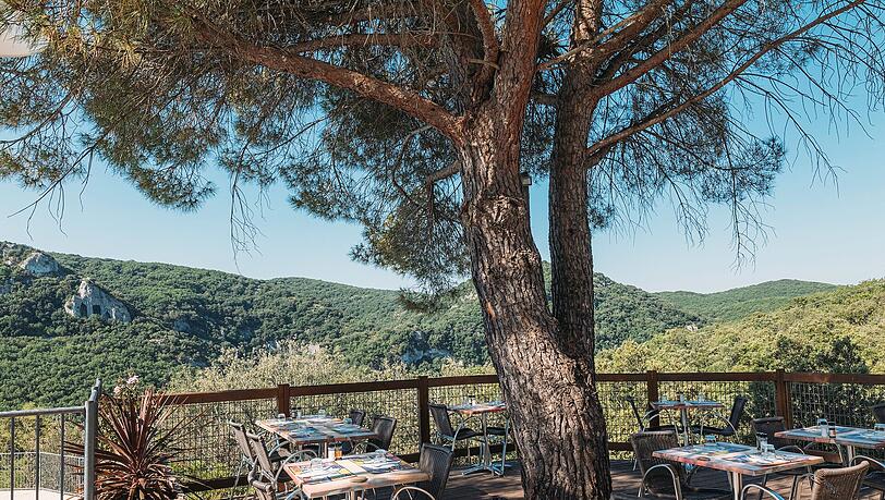 Essen mit Aussicht auf die Landschaft in der Domaine de La Sablière. Essen mit Aussicht auf die Landschaft in der Domaine de La Sablière.