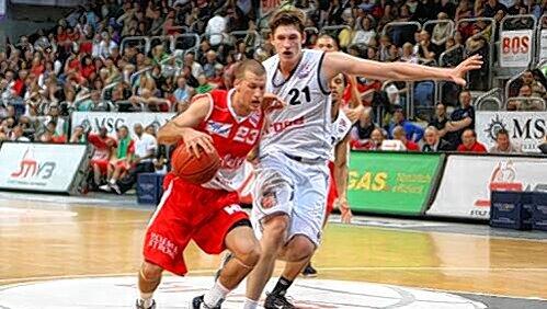 Das kam eher selten vor: Tibor Pleiß nur zweiter Sieger gegen den Trierer Drew Neitzel (links). Das kam eher selten vor: Tibor Pleiß nur zweiter Sieger gegen den Trierer Drew Neitzel (links).