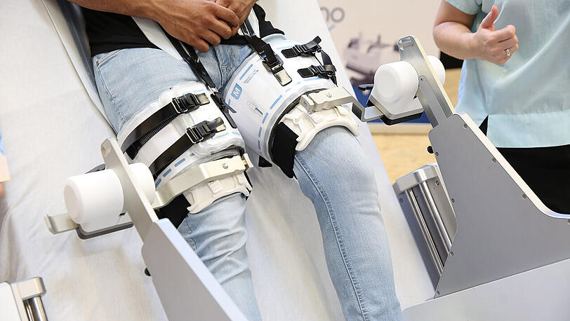 Beinarbeit: Roboter "Vemo" hilft, die Mobilität von Patienten wiederherzustellen &ndash; und entlastet Pflegepersonal. Archit Mahindra und Ramona Schläfer vom Münchner Start-up Reactive Robotics machen's vor.
