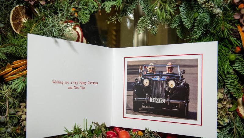 Stilvoll im Oldtimer: Charles und Camilla. Stilvoll im Oldtimer: Charles und Camilla.