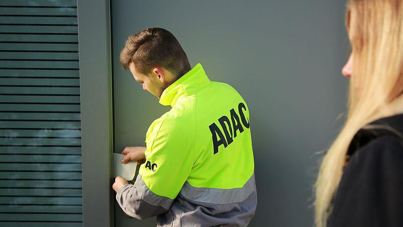 Ein Mitarbeiter des ADAC im Einsatz an einer Haustür. Das soll nun in München getestet werden. Ein Mitarbeiter des ADAC im Einsatz an einer Haustür. Das soll nun in München getestet werden.
