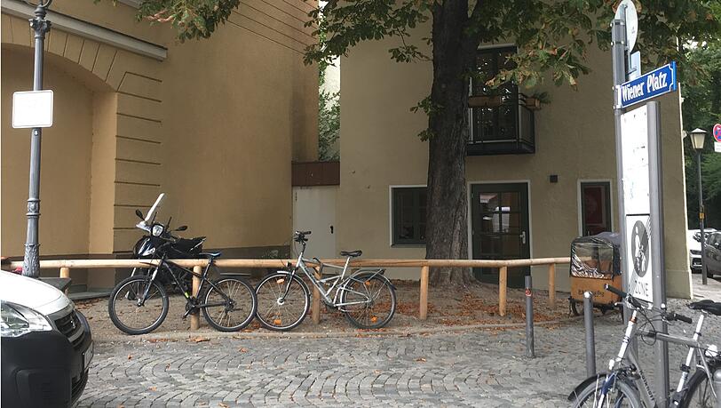 Grütznerstraße/Ecke Wiener Platz: Ein Holzgeländer sperrt den strittigen Platz jetzt ab. Grütznerstraße/Ecke Wiener Platz: Ein Holzgeländer sperrt den strittigen Platz jetzt ab.
